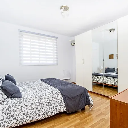 Apartment Cozy Lovely 3 Bedroom Flat, Theoria Travel