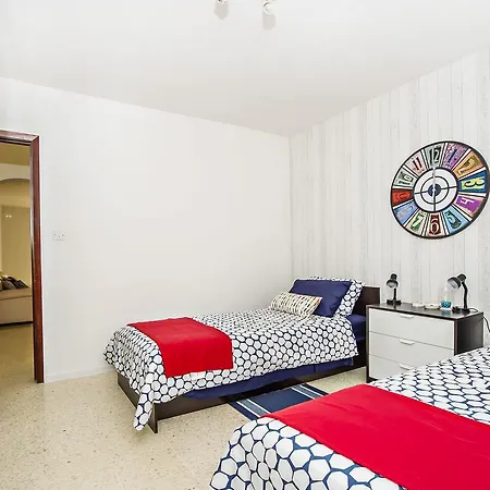 Cozy Lovely 3 Bedroom Flat, Theoria Travel Apartment *