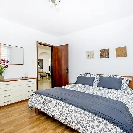 Apartment Cozy Lovely 3 Bedroom Flat, Theoria Travel Saint Julian's