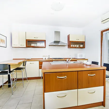 Cozy Lovely 3 Bedroom Flat, Theoria Travel Apartment