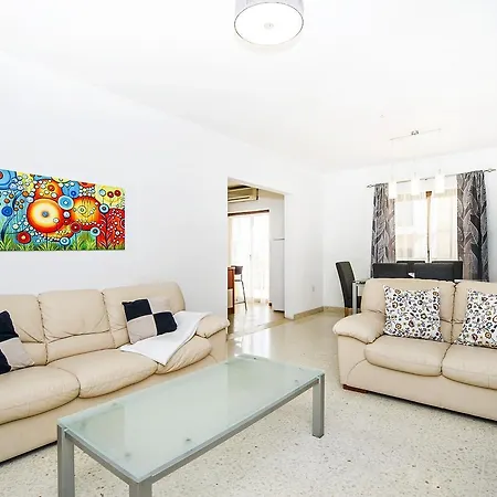 Cozy Lovely 3 Bedroom Flat, Theoria Travel