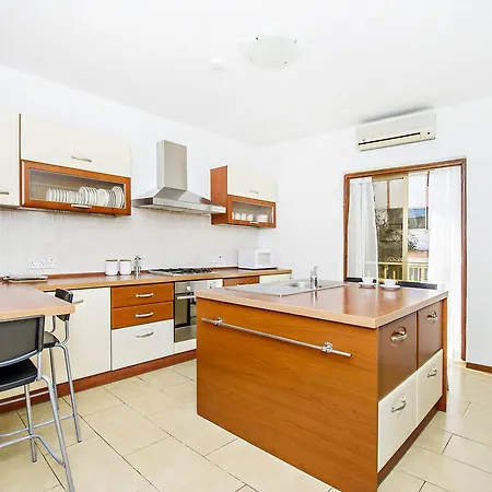 Cozy Lovely 3 Bedroom Flat, Theoria Travel Apartment *