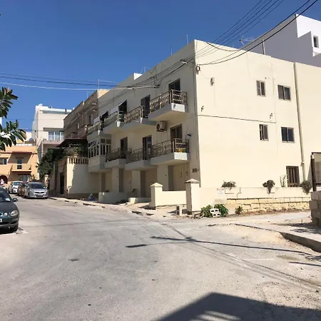 Apartment Cozy Lovely 3 Bedroom Flat, Theoria Travel *